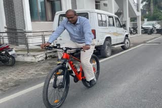 IAS officer Purushottam goes to office by cycle