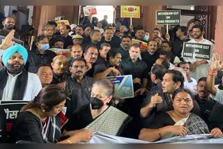 Congress protest on Price rise inflation and unemployment  congress leaders dressed in black in protest  inflation  unemployment  വിലക്കയറ്റം  പണപ്പെരുപ്പം  തൊഴിലില്ലായ്‌മ  കോണ്‍ഗ്രസ് പ്രതിഷേധം  വിലക്കയറ്റവും പണപ്പെരുപ്പവും  സോണിയ ഗാന്ധി  Sonia Gandhi  Rahul Gandhi  Priyanka Gandhi