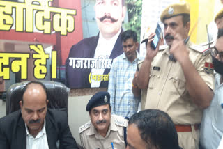 Lawyers protest in Jaipur  Collectorate after police taken a advocate in private vehicle