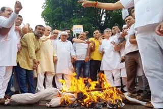 Congress burnt the central government effigy in Rohtak