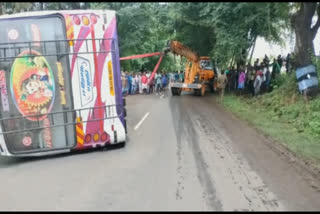 மழையின் காரணமாக தனியார் பேருந்து விபத்து- 10 பேர் படுகாயம்..!