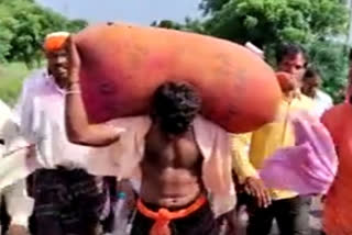 Man walks 9 kms by carrying 116 kgs weight on his shoulders