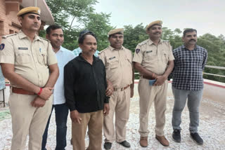 1100 किमी पीछा कर पुलिस ने 25 किलो चांदी चोरी करने वाले आरोपी को पकड़ा, फ्लाइट से आया था चोरी करने...