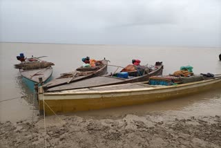 BSF caught Pakistani fisherman seized five boats Kutch