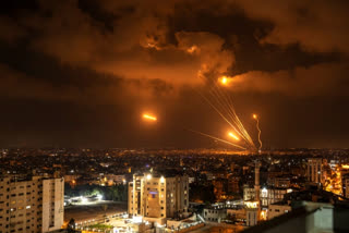 Rockets fired from Gaza  Israeli strikes kill militant leader  Israel and Gaza between war  ಹಮಾಸ್ ಕಮಾಂಡರ್ ಸೇರಿ 10 ಜನರು ಮೃತ  ಗಾಜಾದ ಮೇಲೆ ಇಸ್ರೇಲ್ ಸರಣಿ ವೈಮಾನಿಕ ದಾಳಿ  ಇಸ್ರೇಲ್​ ಮತ್ತು ಗಾಜಾ ನಡುವೆ ಯುದ್ಧ