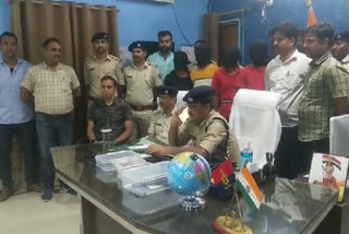 बक्सर पुलिस ने किया अंतरराज्यीय लूट गिरोह का भंडाफोड़, हथियार और लूट के पैसे के साथ छः गिरफ्तार