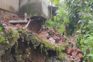 malappuram rain  wall collapse in malappuram  washroom collapse in heavy rain  മലപ്പുറം മഴ മതിൽ തകർന്നു  ശുചിമുറി തകർന്നു  ശുചിമുറിയുടെ അടിഭാഗം തകർന്നു  കനത്ത മഴ  kerala rains  kerala rain updates  kerala rain live updates  കേരളം മഴ  kerala latest news  kerala news  കരിങ്കൽ മതിലാണ് തകർന്ന് സമീപത്തുള്ള ഇടവഴിയിലേക്ക് പതിച്ചത്  ഏഴടിയോളം ഉയരമുള്ള കരിങ്കൽ മതിൽ