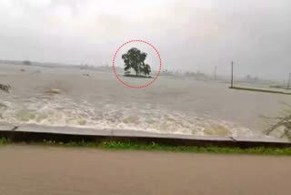 Farmers Stuck in flood at Jangaon