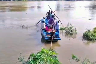 kollidam flood  people stuck in kollidam flood  kollidam river overflow  kollidam river  நீர் சூழ்ந்து காணப்படும் கொள்ளிடம்  கொள்ளிடம் வெள்ளம்  படகு மூலம் மக்கள் மீட்பு  நிறம்பிய கொள்ளிடம்