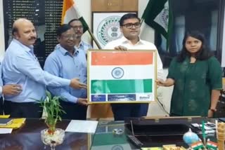 One lakh national flag handed over to Bokaro DC