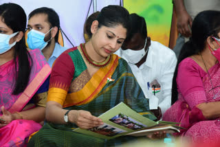 Smita Sabharwal Handloom Saree Photos,Handloom Saree In Smita Sabharwal,IAS Officer Smita Sabharwal Profile Picture,Telangana CMO Special Secretary Smita,Indian Administrative Service Officer,8ನೇ ರಾಷ್ಟ್ರೀಯ ಕೈಮಗ್ಗ ದಿನಾಚರಣೆ,ಕೈಮಗ್ಗ ಕ್ಷೇತ್ರದ ಅಭಿವೃದ್ಧಿ,ಕೈಮಗ್ಗದ ಬಟ್ಟೆಗಳ ಬಳಕೆ,ಕೈಮಗ್ಗದ ಬಟ್ಟೆ ಬಗ್ಗೆ ತೆಲಂಗಾಣ ಸರ್ಕಾರದ ಪ್ರೋತ್ಸಾಹ,ಐಎಎಸ್​ ಅಧಿಕಾರಿ ಸ್ಮಿತಾ ಸಬರ್ವಾಲ್,ಕೈಮಗ್ಗದ ಬಟ್ಟೆ ಬಗ್ಗೆ ಸ್ಮಿತಾ ಸಬರ್ವಾಲ್ ಪ್ರೋತ್ಸಾಹ,ಕೈಮಗ್ಗದಿಂದ ತಯಾರಿಸಲಾದ ಬಟ್ಟೆ