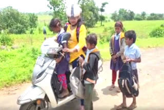 betul-scooty-wali-madam-unique-aruna-mahale-picks-and-drops-children-to-school