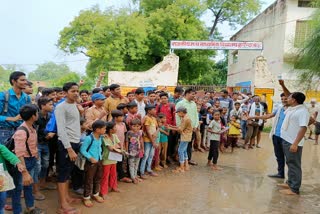 Dholpur government school students locked school and protest for lack of teachers