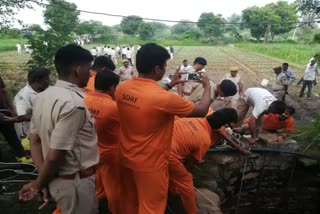 women jumped into a well with her four children