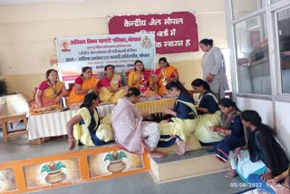 Prisoner women training to make Rakhi