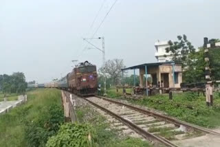 Mashrak rail section  North Eastern railway  ട്രെയിനിൽ നിന്നിറങ്ങി ഗേറ്റടച്ച് ലോക്കോ പൈലറ്റ്  Loco pilot alights from train to close gate of railway level crossing  unique railway gate of siwan mashrak rail section  ട്രെയിനിൽ നിന്നിറങ്ങി ഗേറ്റടച്ച് ലോക്കോപൈലറ്റ്