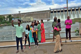 bhavani sagar dam  water release from bhavani sagar dam  people take selfie on bhavani sagar dam  பவானிசாகர் அணை  பவானிசாகர் அணையில் நீர் திறப்பு  பவானிசாகர் அணையில் செல்ஃபி எடுக்க குவிந்த மக்கள்