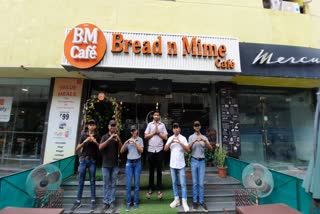 ଦିବ୍ୟାଙ୍ଗଙ୍କୁ ରୋଜଗାର ଦେଉଛି Bread n Mime Cafe