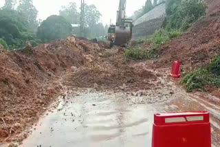 Landslide in Munnar Gap road  heavy ran in Munnar  landslide in munnar  munnar latest news  മൂന്നാറിൽ കനത്ത മഴ  മൂന്നാറിൽ മണ്ണിടിച്ചിൽ  കൊച്ചി ധനുഷ്‌കോടി ദേശീയപാതയിൽ മണ്ണിടിഞ്ഞു  മൂന്നാർ ദേശീയപാതയിൽ മണ്ണിടിച്ചിൽ  മൂന്നാർ ഗ്യാപ്പ് റോഡിൽ മണ്ണിടിച്ചിൽ  മൂന്നാറിൽ മഴ നാശനഷ്‌ടം  മൂന്നാർ മഴ വാർത്തകൾ