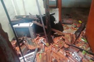 heavy rain in Kasargod  house collapsed  house collapsed in Kasargod  കാസർകോട് കനത്ത മഴ  കാസർകോട്  വെള്ളരിക്കുണ്ട് മാലക്കല്ലിൽ വീട് തകർന്നു  കടലാക്രമണ ഭീഷണി  കടലാക്രമണ ഭീഷണി കാസർകോട്  കാസർകോട് മഴ വാർത്തകൾ  kasargod latest news  kerala rains  kerala rain latest news  kerala rain live updates