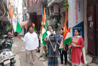 भाजपा कार्यकर्ताओं ने घर-घर जाकर लगाए झंडे