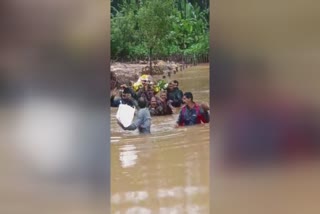 villagers carried dead body through waist deep in the water  villagers carried dead body in water karnataka  karnataka  no road to cemetry  മൃതദേഹം ചുമന്ന് ഗ്രാമവാസികൾ  മൃതദേഹം  dead body  villagers carried dead