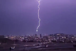 viral video  lightning strike on mecca clock tower viral video  Mecca clock tower  മിന്നലിന്‍റെ പ്രകാശത്തില്‍ തിളങ്ങി നഗരം  വൈറല്‍ വീഡിയോ  സൗദി അറേബ്യ  മക്ക