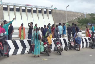 விடுமுறை நாளான இன்று பவானிசாகர் அணையில் குவிந்த சுற்றுலா பயணிகள்..!