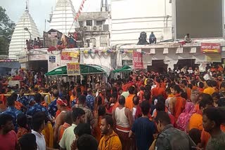 crowd-of-devotees-gathered-in-deoghar-baba-temple