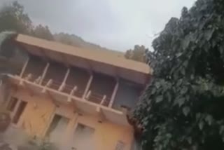 Video: கர்நாடகாவில் கட்டடம் கவிழ்ந்து விபத்து!