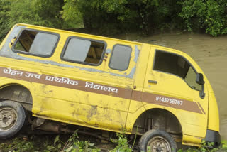 Nagpur: School van falls into a drain, two critical