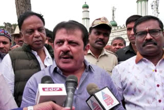 national flag at Chamrajpet Eidgah Maidan  MLA Zameer Ahmed  Chamrajpet Eidgah Maidan  Chamrajpet Eidgah Maidan row news  Bengaluru news  ಚಾಮರಾಜಪೇಟೆ ಇತಿಹಾಸದಲ್ಲೇ ಮೊದಲ ಬಾರಿ ಈದ್ಗಾ ಮೈದಾನದಲ್ಲಿ ಧ್ವಜಾರೋಹಣ  ಶಾಸಕ ಜಮೀರ್ ಅಹಮದ್​ ಈದ್ಗಾ ಮೈದಾನದಲ್ಲಿ ಆಗಸ್ಟ್ 15ರಂದು ಧ್ವಜಾರೋಹಣ  ಧ್ವಜಾರೋಹಣ ಕಾರ್ಯಕ್ರಮಕ್ಕಾಗಿ ಸಿದ್ಧತೆ  ಈದ್ಗಾ ಮೈದಾನ ವಿವಾದ ಸುದ್ದಿ  ಬೆಂಗಳೂರು ಸುದ್ದಿ