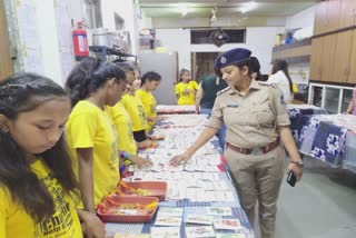 Raksha Bandhan 2022: મહિલા પોલીસકર્મીના આ કામથી નિરાધાર બાળકીઓના હુનરને મળી રહી છે વાચા