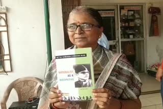 woman offer a book on netaji to union minister Amit shah
