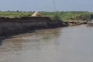 सारण में गंगा नदी की धारा से मिट्टी का कटाव