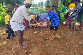 ಹುತ್ತಕ್ಕೆ ಕೋಳಿಯ ಬಿಸಿರಕ್ತ ಅರ್ಪಣೆ