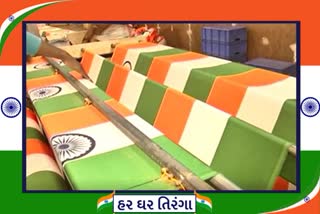 Har Ghar Tiranga: કારીગરો રાષ્ટ્ર સન્માનમાં બુટ ચપ્પલ પહેર્યા વગર બનાવી રહ્યા છે તિરંગા