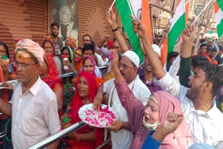 hindu muslim unity in kashi muslim people showered flowers on kanwariya