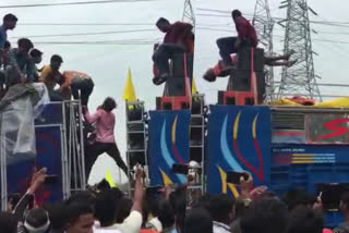 Madhyapradesh DJ accident  dj dance electrocuted accident  indore  വൈദ്യുത കമ്പിയില്‍ പിടിച്ച യുവാവിന് ദാരുണാന്ത്യം  സിംറോൾ  ഡിജെ