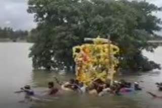 Karnataka: Dead body carried through flooded Cauvery river in Mandya