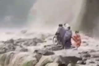 Four persons risking life while crossing road in Himachal's Chamba district