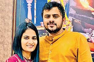 Belgaum couple scams  cheap flight tickets and iPhones for a low price  Telangana crime news  Belagavi couple in Hyderabad  ಮುತ್ತಿನನಗರಿಯಲ್ಲಿ ಬೀಡುಬಿಟ್ಟ ಬೆಳಗಾವಿ ದಂಪತಿ  ಅಗ್ಗದ ದರಕ್ಕೆ ವಿಮಾನ ಟಿಕೆಟ್ ಮತ್ತು ಕಡಿಮೆ ಬೆಲೆಗೆ ಐಫೋನ್  ಬೆಳಗಾವಿ ದಂಪತಿ ವಂಚನೆ  ಹೈದರಾಬಾದ್​ ಅಪರಾಧ ಸುದ್ದಿ