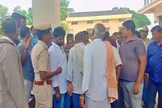 villagers-protest-in-front-of-the-taluk-office-at-ramnagar