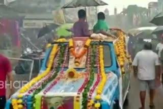 a-family-bid-a-tearful-goodbye-to-their-pet-dog-at-paralakhemundi-in-odisha