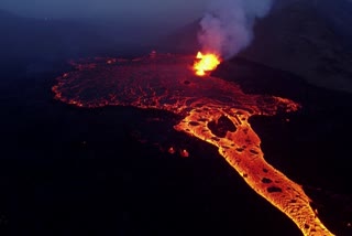 Mount Fagradalsfjall Iceland volcano  volcano eruption iceland  അഗ്‌നിപർവതം പൊട്ടിയൊലിക്കുന്നതിന്‍റെ ആകാശക്കാഴ്‌ച  ഐസ്‌ലൻഡ് വോൾക്കാനോ  ഐസ്‌ലൻഡ് വോൾക്കാനൊ ടൂറിസം  iceland volcano tourism  iceland disaster tourism  ഐസ്‌ലൻഡ്