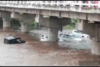 14 cars washed away in Sukdi river  14 cars washed away after rising water level  water level rose in Khargaon Sukdi river in Madhya Pradesh  നദി കരകവിഞ്ഞു  സുഖ്‌ദി നദി കരകവിഞ്ഞു  മധ്യപ്രദേശിൽ 14 കാറുകൾ ഒലിച്ചുപോയി  ഖർഗോൺ ജില്ലയിലെ കട്‌കൂട്ട് വനത്തിന് സമീപം സുഖ്‌ദി നദി  ഖർഗോൺ വെള്ളപ്പൊക്കം  ഖർഗോൺ കാൽ ഒളിച്ചുപോയ വാര്ത്ത  ശക്തമായ മഴയിൽ നദി കരകവിഞ്ഞൊഴുകി  ഖർഗോൺ ജില്ലയിൽ 14 കാറുകൾ ഒലിച്ചുപോയി  14 കാറുകൾ വെള്ളപ്പൊക്കത്തിൽ ഒലിച്ചുപോയി  Khargone Sukdi river water level rose  14 cars washed away in Sukdi river  rain updates  flood news  madhya pradesh rain news  മഴ വാര്‍ത്ത  മധ്യപ്രദേശ് വെള്ളപ്പൊക്കം  ഖര്‍ഗോണ്‍ മഴ വാര്‍ത്ത  madhya pradesh