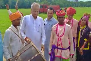 CM Gehlot enjoys gair dance