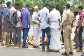 Body of the missing temple employee was found  Kottayam temple employee Body found death  കാണാതായ ക്ഷേത്ര ജീവനക്കാരന്‍റെ മൃതദേഹം കണ്ടെത്തി  അമ്പലക്കടവ് ക്ഷേത്രത്തിലെ സഹായി മരിച്ച നിലയില്‍