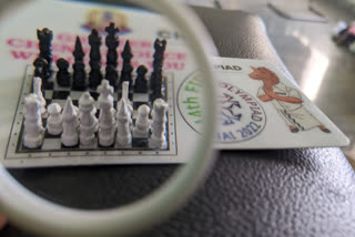 Miniature  miniature chess board  Chennai police inspector creates miniature chess board  chess olympiad  Chennai chess olympiad  chess board art  செஸ் ஒலிம்பியாட்  செஸ் போர்டை நுண்கலை சிற்பம்  செஸ் போர்டை நுண்கலை சிற்பமாக உருவாக்கி அசத்திய காவல் ஆய்வாளர்  நுண்கலையாக செஸ் போர்டை உருவாக்கிய காவல் ஆய்வாளர்  காவல் ஆய்வாளரான வீராசாமி