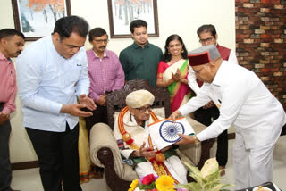 Quit India: Karnataka Guv visits house of freedom fighters, honours them